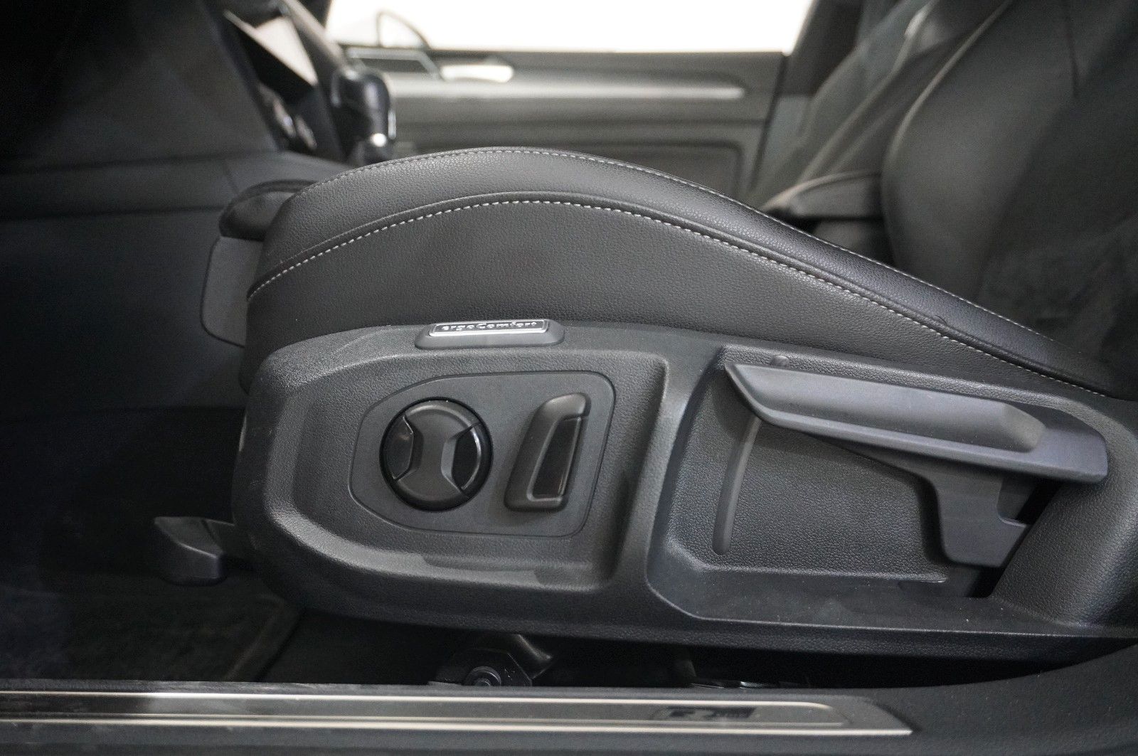 Fahrzeugabbildung Volkswagen Arteon 2.0 TSI R-LINE DSG NAVI/LED/KAMERA/VIRT.