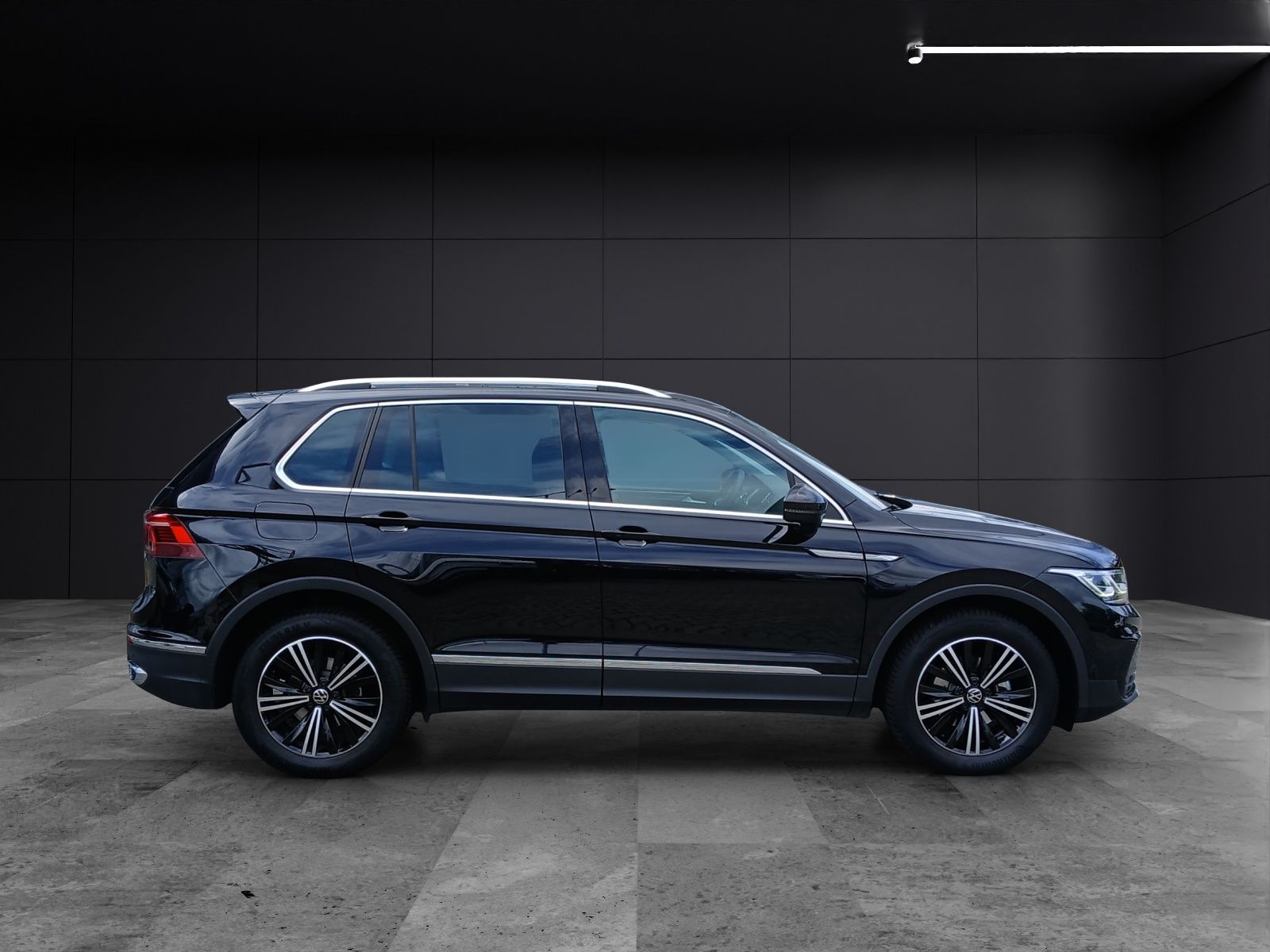 Fahrzeugabbildung Volkswagen Tiguan TSI Elegance DSG Matrix AHK Navi AID ACC