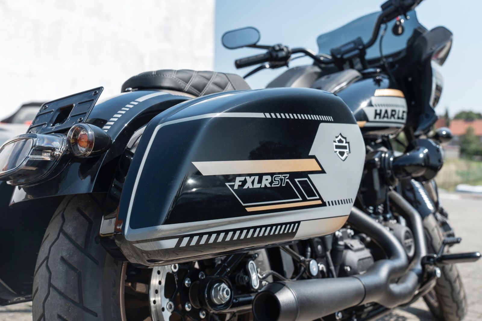 Fahrzeugabbildung Harley-Davidson FXLRST