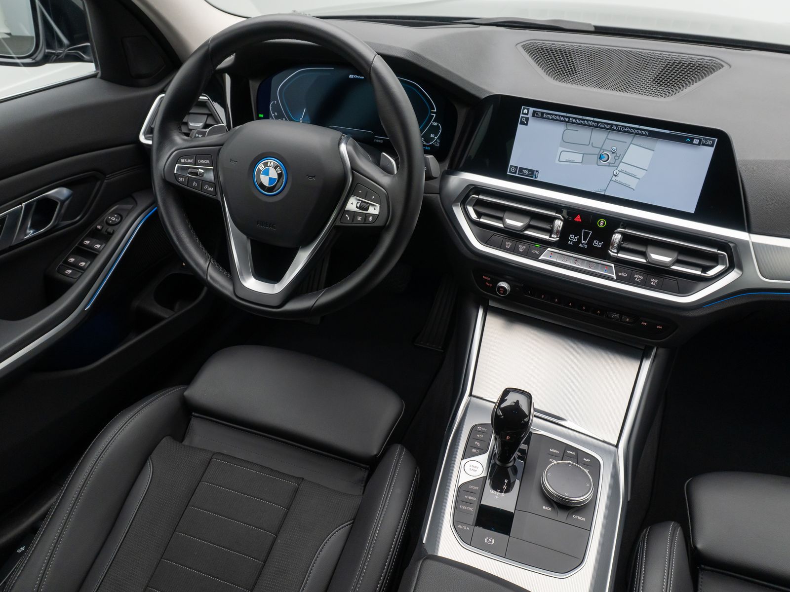Fahrzeugabbildung BMW 330e Sport Line 360°Alarm HUD DAB HiFi Fernlicht