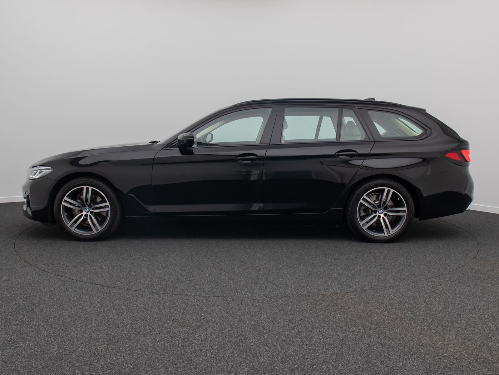 Fahrzeugabbildung BMW 520d Panorama 360&deg; HUD DAB Komfort Alarm AHK LED