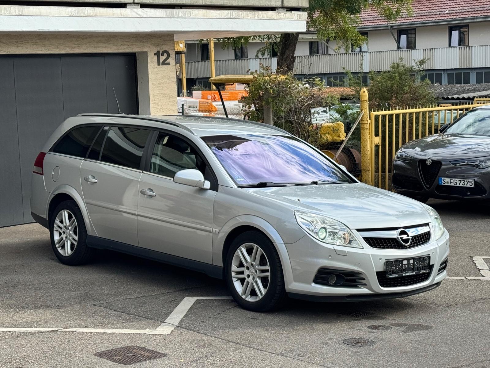Opel Vectra 2006 — rear view