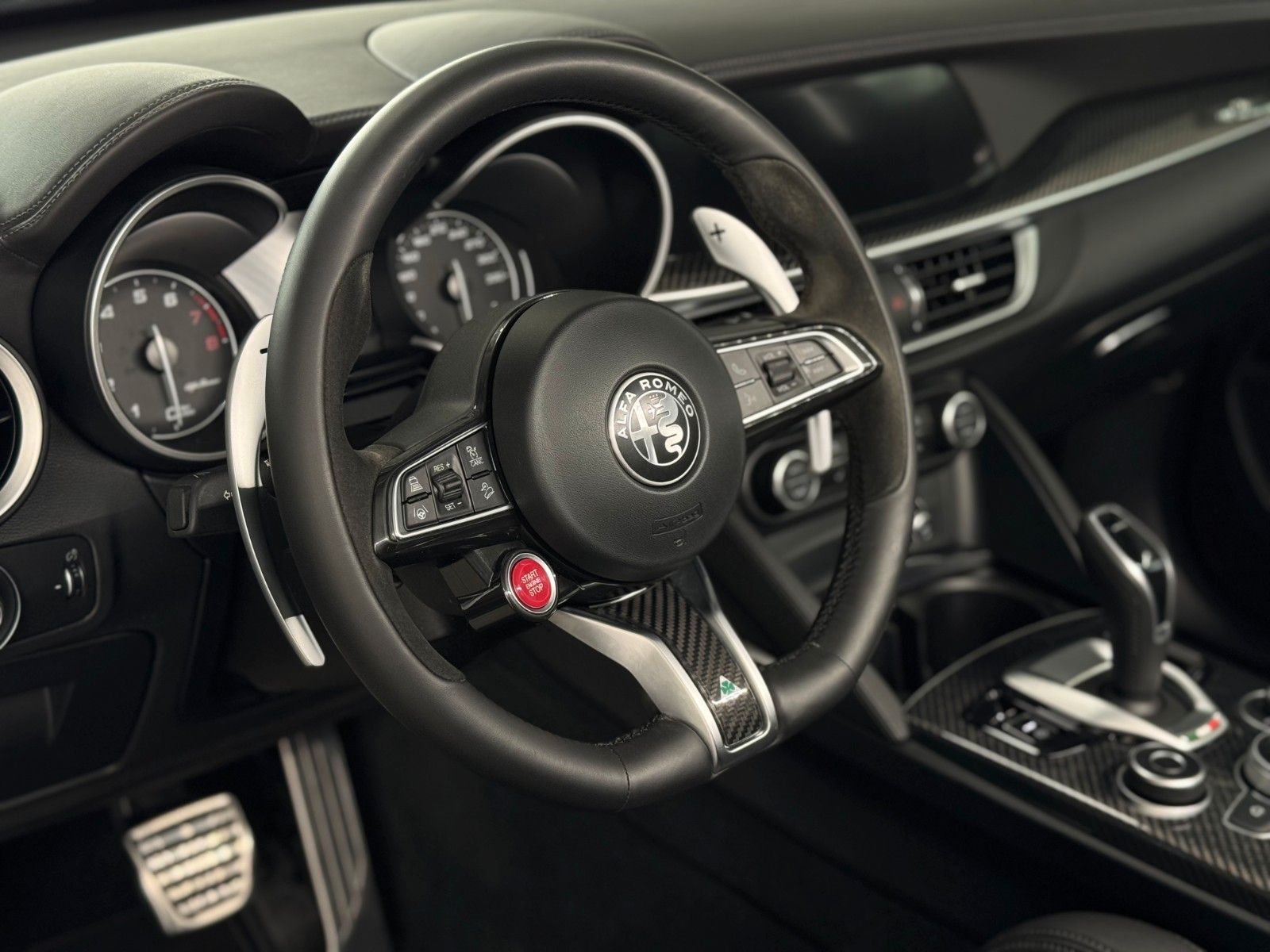 Fahrzeugabbildung Alfa Romeo Quadrifoglio Q4 ACC Assist-Paket Pano Garantie