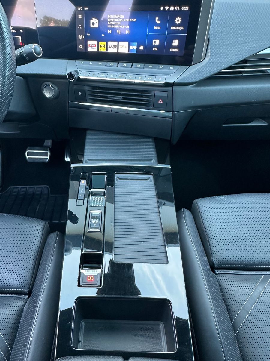 Fahrzeugabbildung Opel Astra SpT 1.5 D Automatik Ultimate NAV+LED+PANO