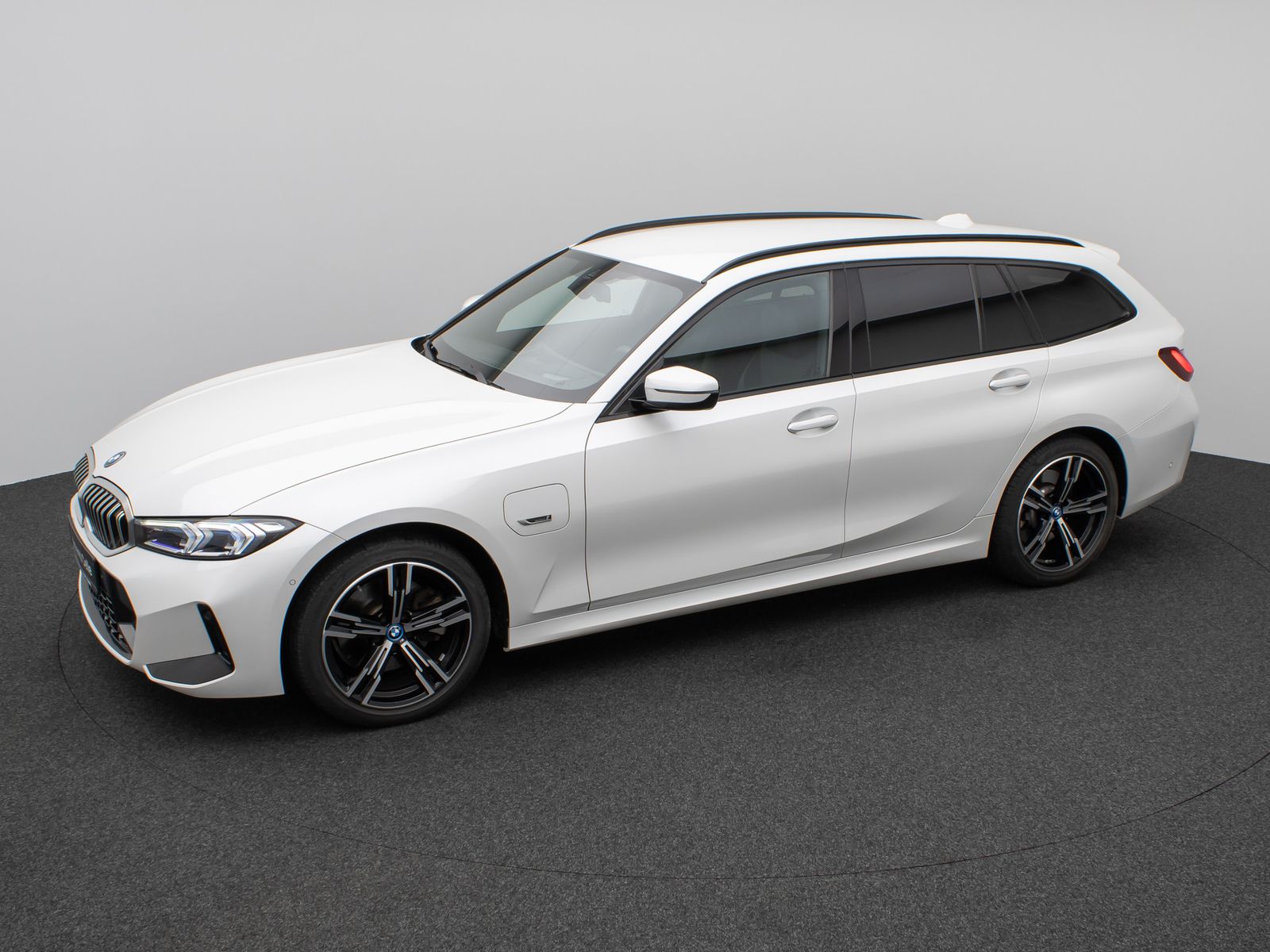 Fahrzeugabbildung BMW 330e M Sport Kamera DAB HUD Alarm Parkassistent