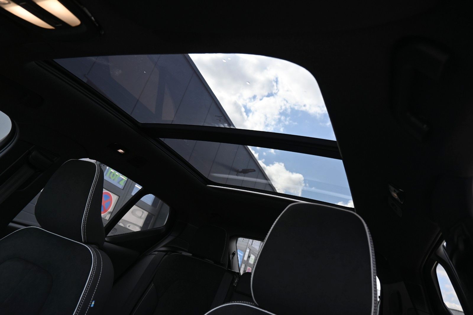 Fahrzeugabbildung Volvo XC40 B3 DKG Ultra Dark*FSHZG*PANO*360°*ACC