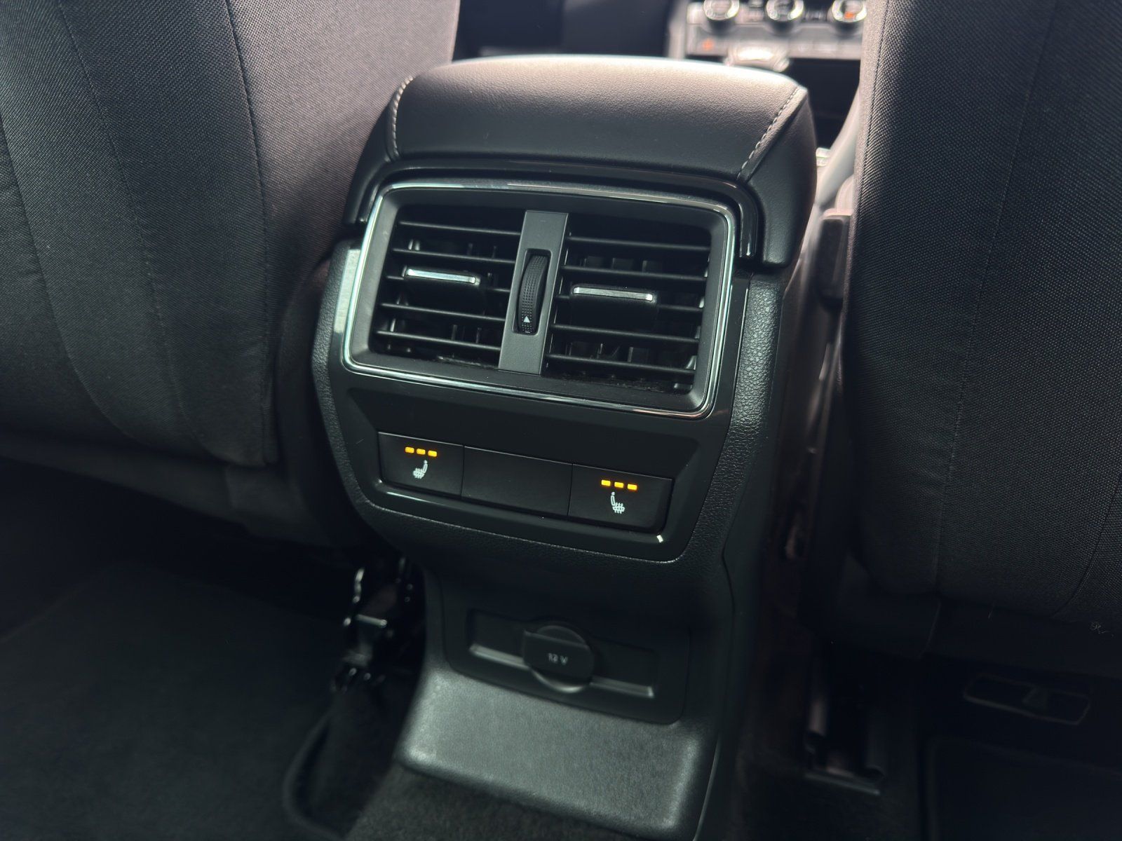 Fahrzeugabbildung SKODA Karoq Tour 2,0 TDI 4x4 DSG/LED/ACC/CAM/NAVI/AHK/