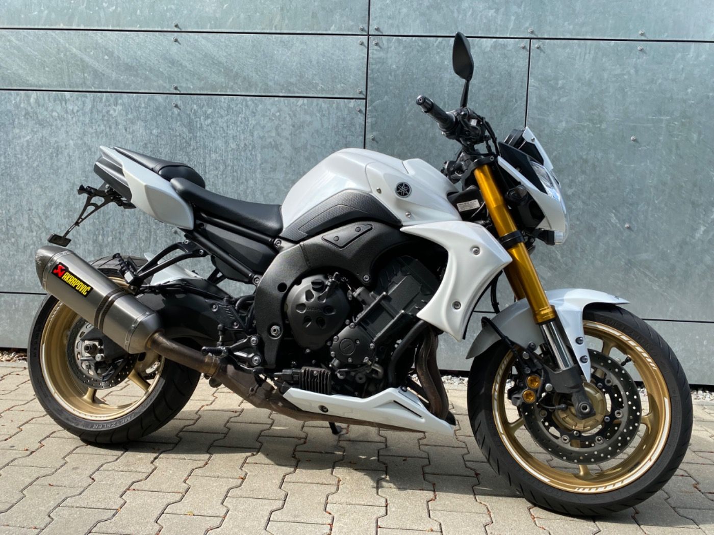 Fahrzeugabbildung Yamaha FZ 8 Akrapovic Öhlins