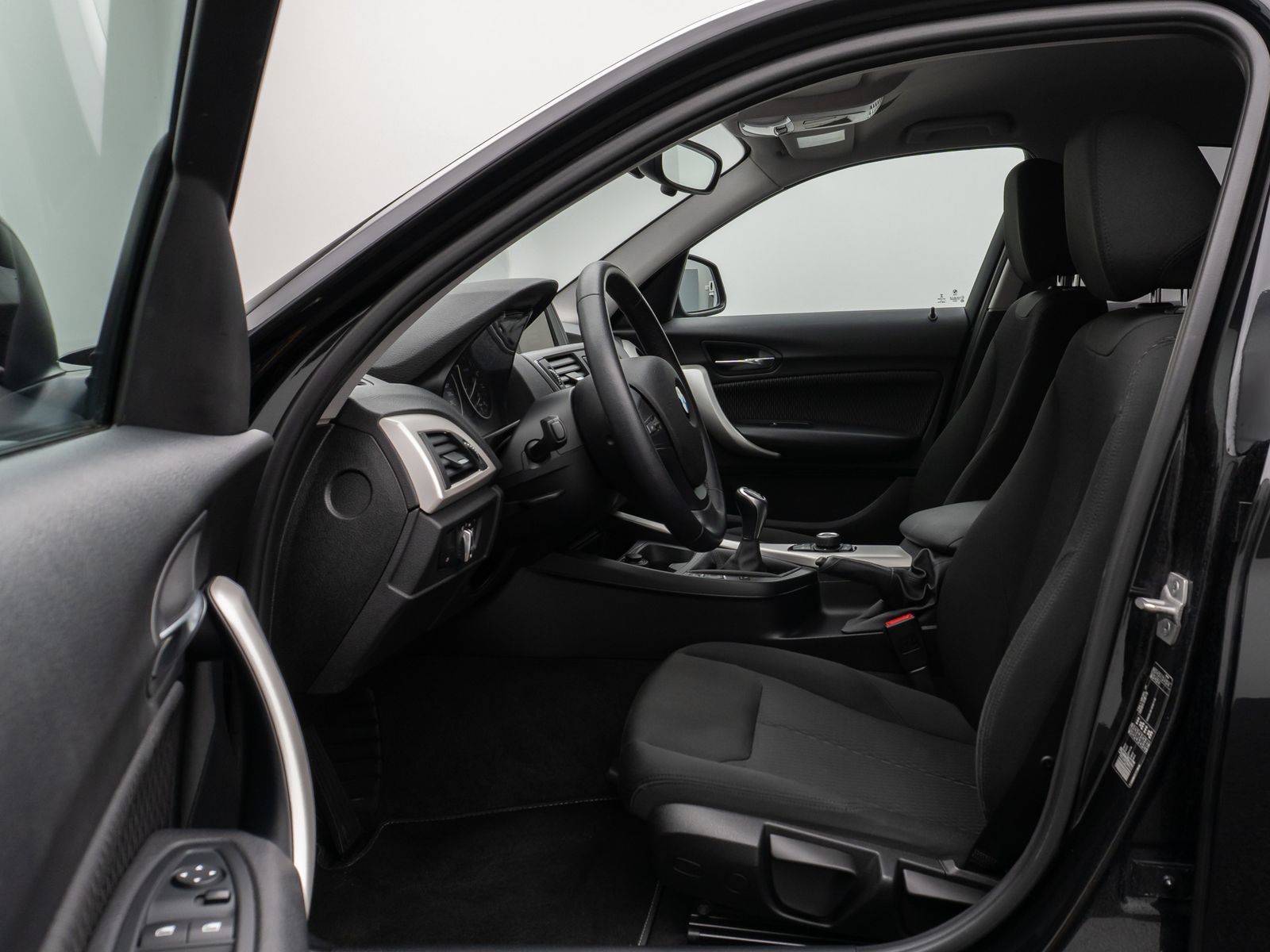 Fahrzeugabbildung BMW 118i Parkassist Sitzheizg USB Regensensor 8fach