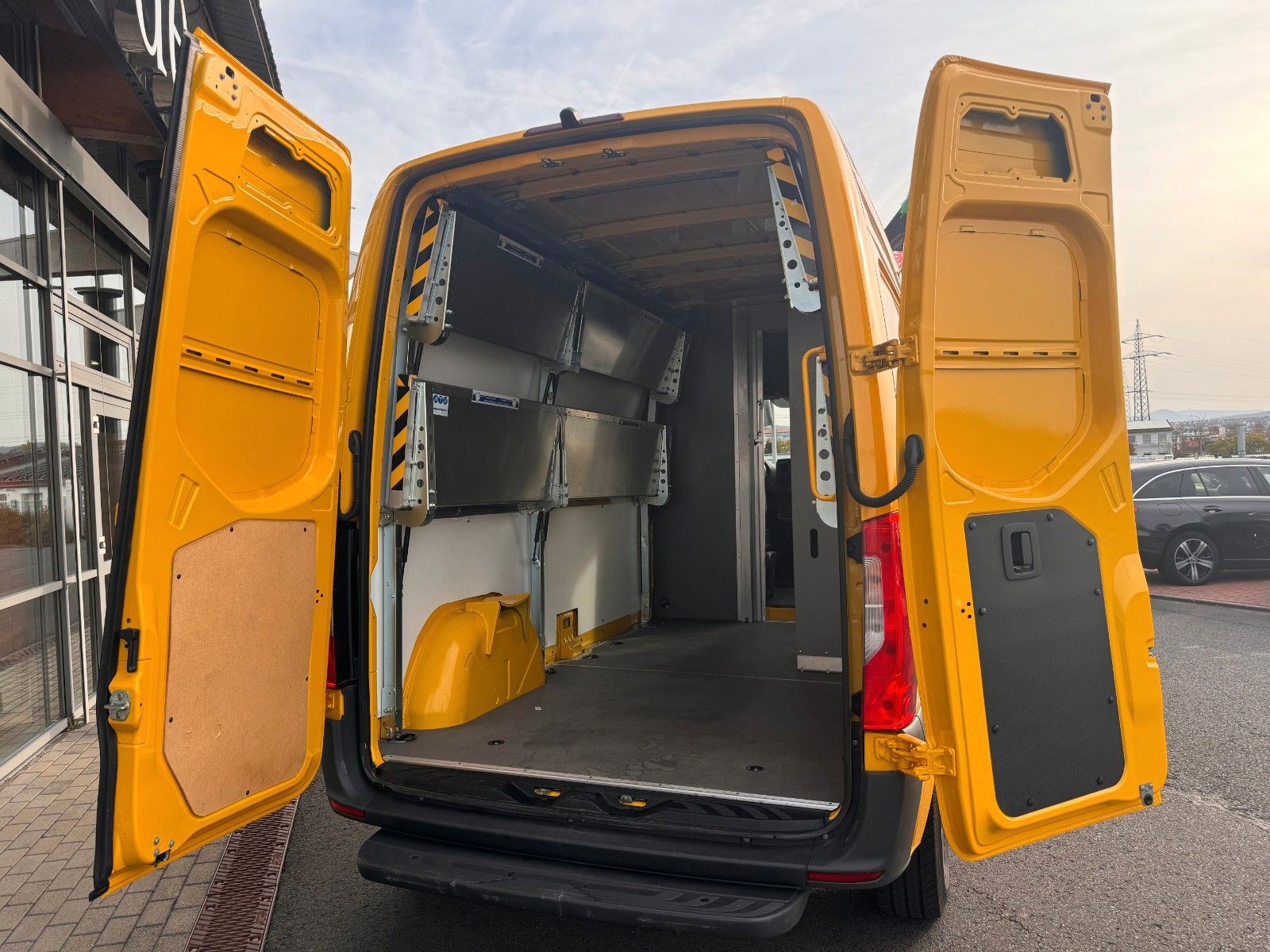 Fahrzeugabbildung Mercedes-Benz eSprinter 312 DHL Regal KEP-Ausbau