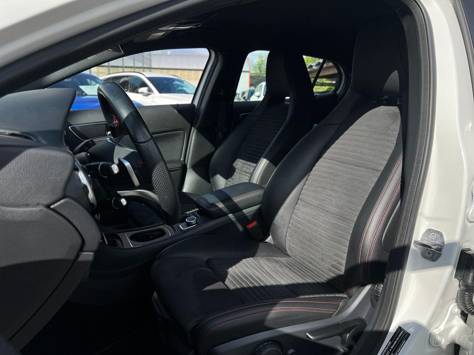 Fahrzeugabbildung Mercedes-Benz GLA 200 AMG LINE LED NAV SHZ RFK 19"