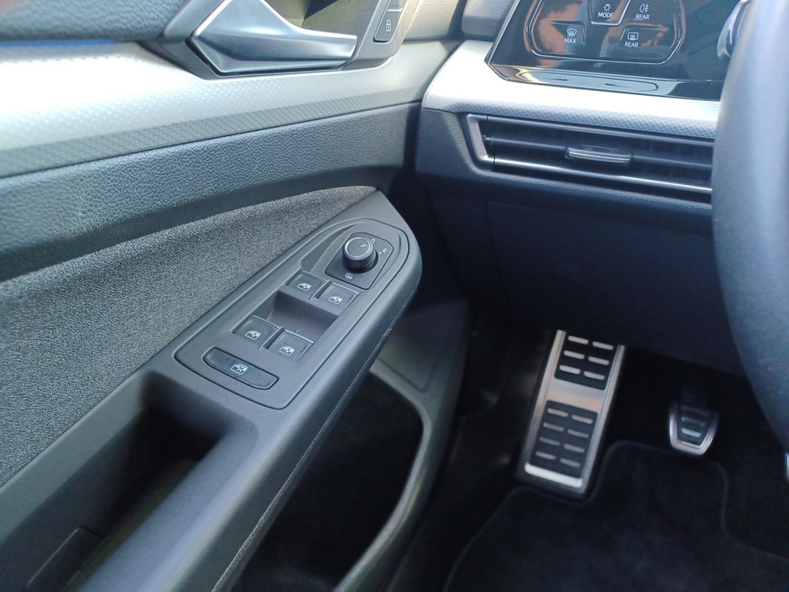 Fahrzeugabbildung Volkswagen Golf Variant 2.0 TDI SCR Life Navi, AHZV, ACC