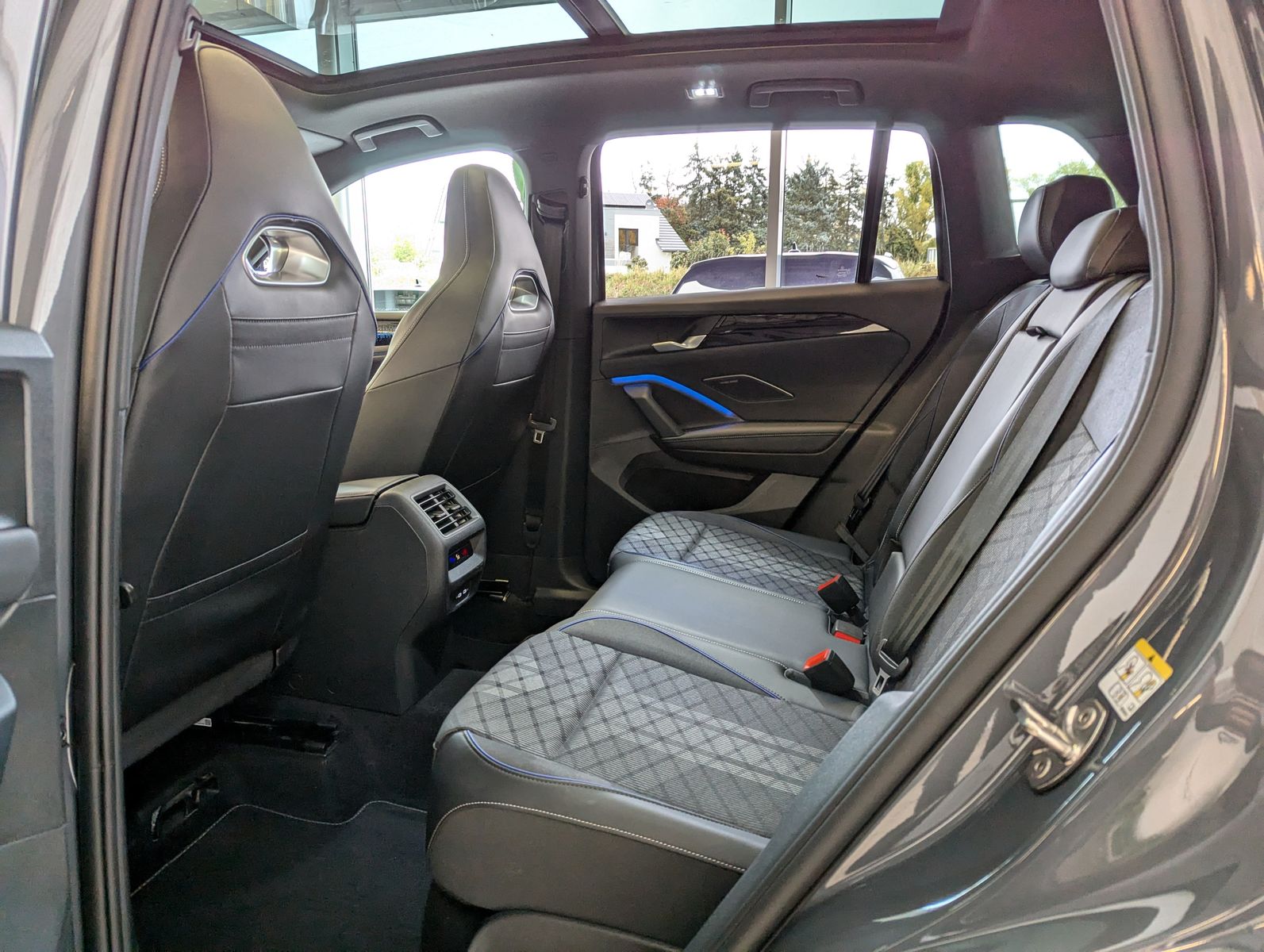 VW Tiguan 2.0TDI R-Line 4M Pano Black AHK Matrix 20 - Image 13