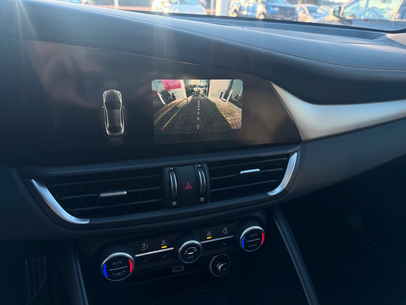 Fahrzeugabbildung Alfa Romeo Giulia INTENSA 280PS AT8 Q4 LEDER GLASDACH KAMER