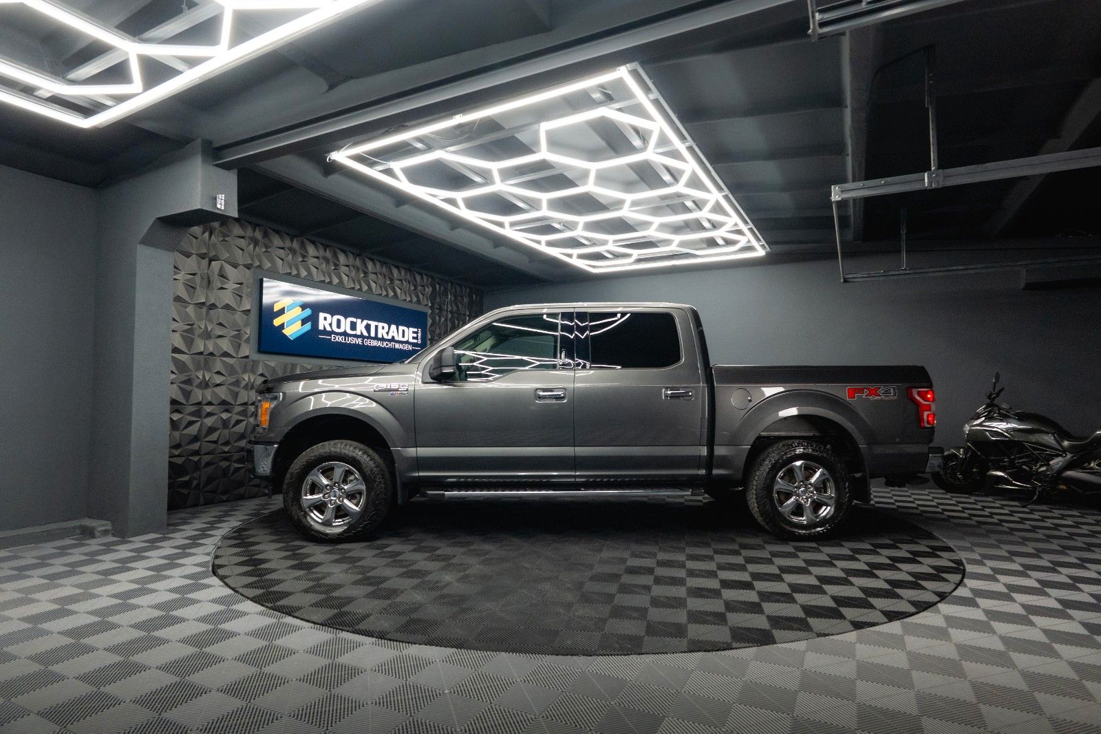 Fahrzeugabbildung Ford F150 5.0L V8 4x4 Offroad XLT SupCrew Unfallfrei