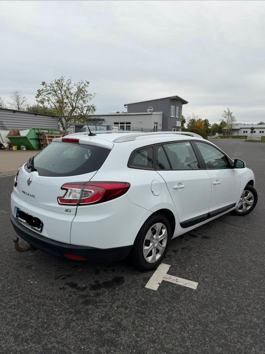Renault Megane 2011 — engine 106 HP (78kW)