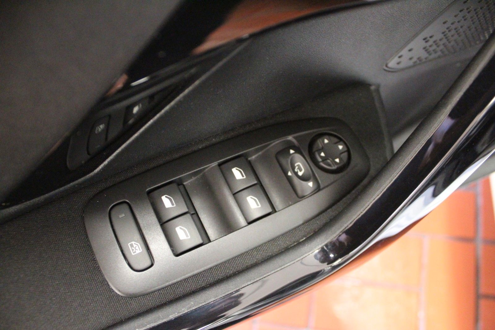 Fahrzeugabbildung Peugeot 208 PureTech 110 Edition Panoramadach*Sitzheizun