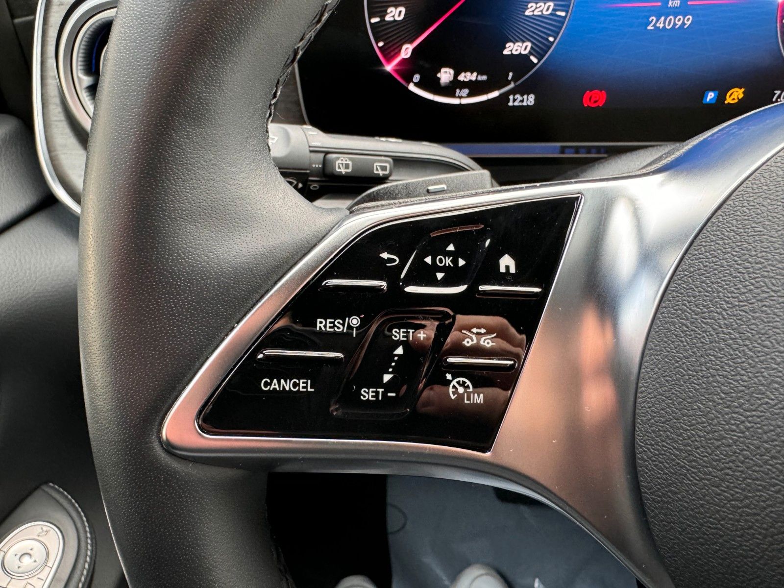 Fahrzeugabbildung Mercedes-Benz V 300 d 4MATIC AVA Extral AHK DISTRONIC Stdh