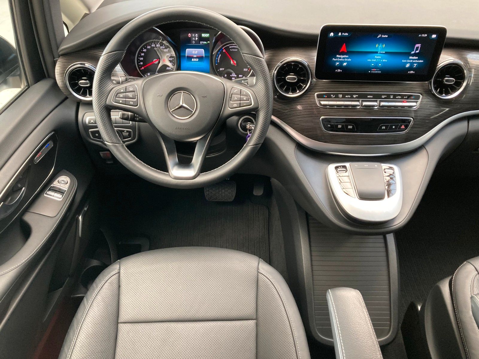 Fahrzeugabbildung Mercedes-Benz 300 AVG lang 7 Sitze BURMESTER Sitzbelüftung