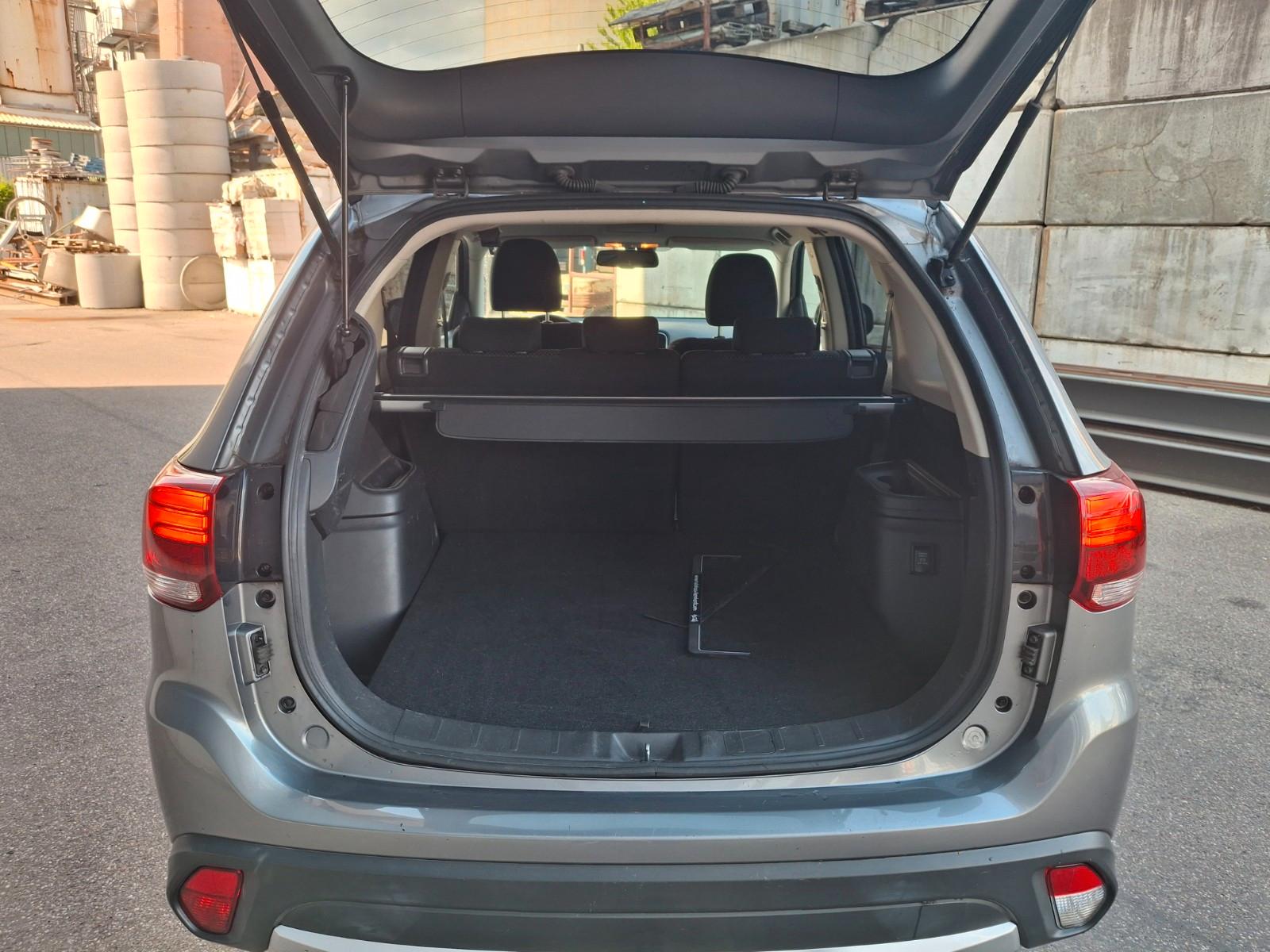 Mitsubishi Outlander Plus 4WD-Xenon-AHK-1 HAND