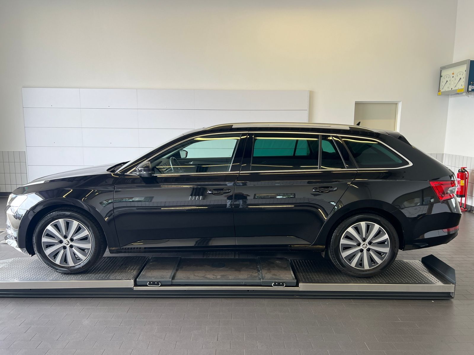 Fahrzeugabbildung SKODA Superb Combi Style 2.0 TDI DSG *AHK,LED,Pano,ACC