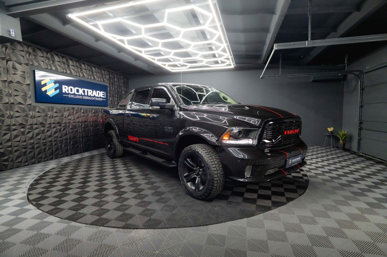 Fahrzeugabbildung Dodge RAM 5.7 V8 HEMI 4x4 OFFROAD Night-Paket LONGBED