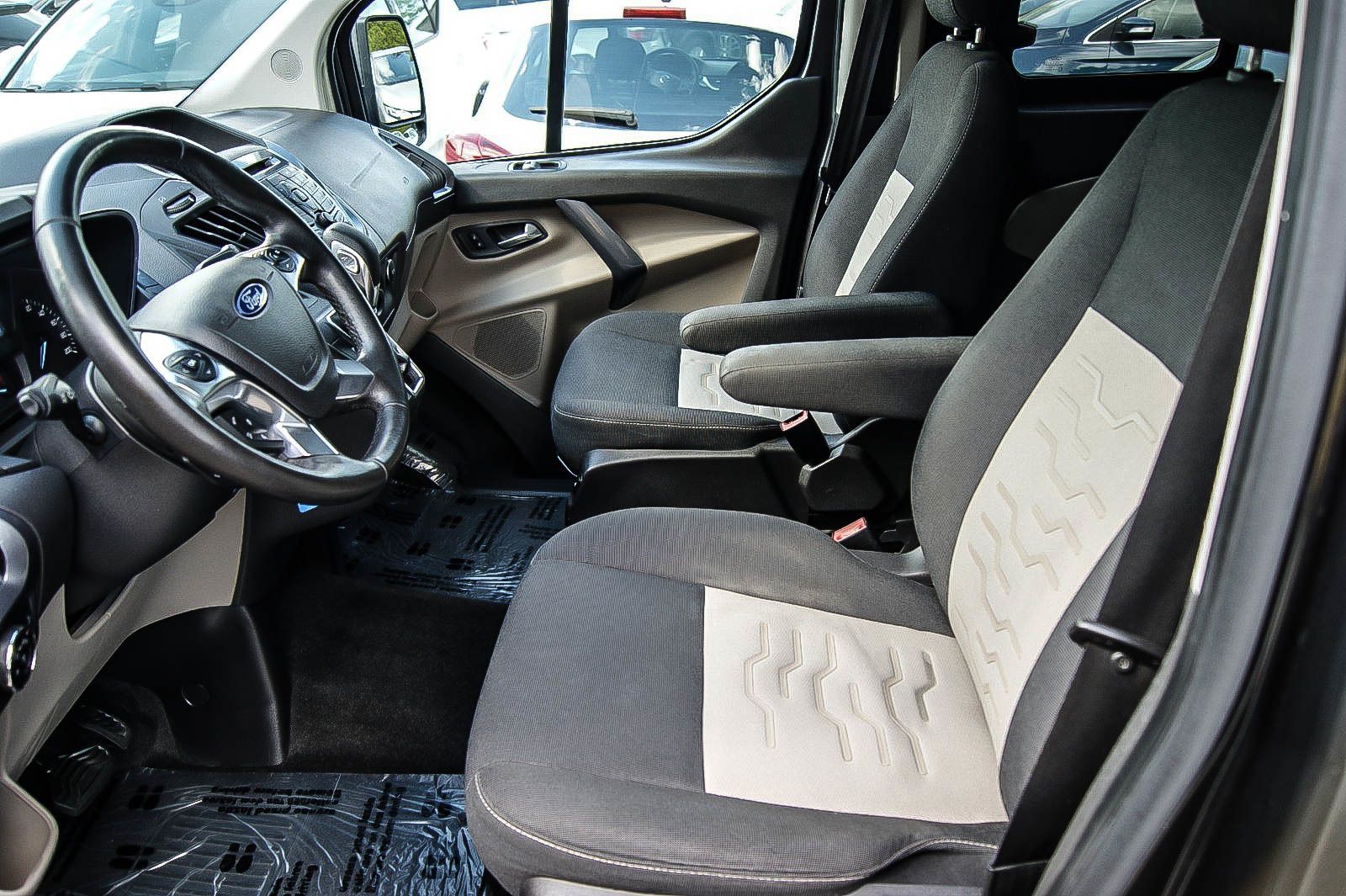 Fahrzeugabbildung Ford Tourneo Custom 2.0TDCi Auto 8-SITZE NAVI 1.HAND