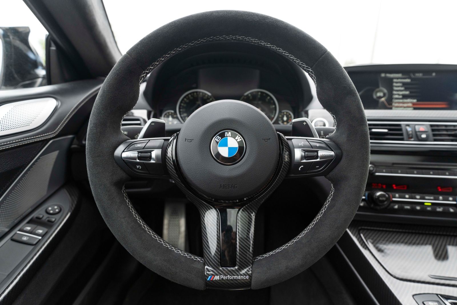 Fahrzeugabbildung BMW 640I M-SPORT B&O HUD KAM NAV ALC CARBON