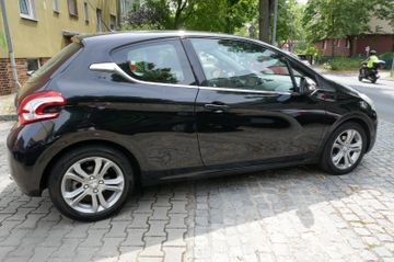 Fahrzeugabbildung Peugeot 208 Allure, Navi, Sitzheizung