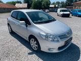 Toyota Auris Life+ - Toyota Auris aus 2011 mit Benzin-Antrieb