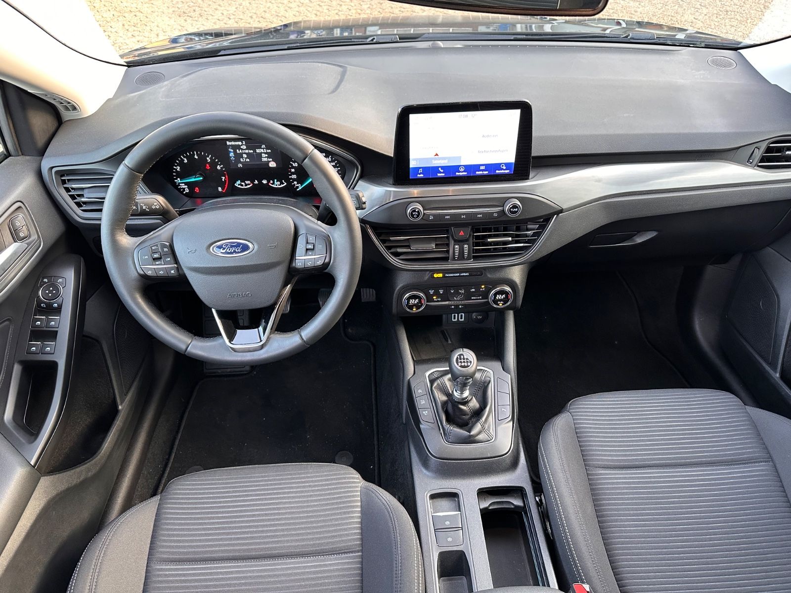 Fahrzeugabbildung Ford Focus Turnier Titanium 1.0 EB Navi/APP/LED/eHeck