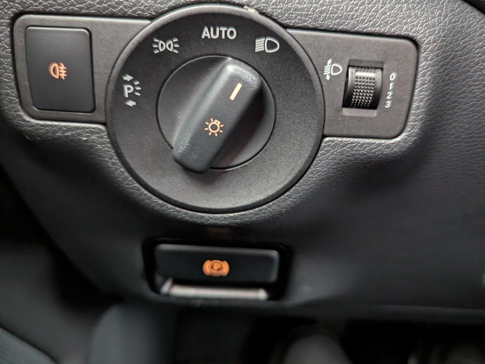 Mercedes-Benz A 180 NAVI+PDC+SHZ+TEMP+Navi/Pano.-Dach/Klima/BC