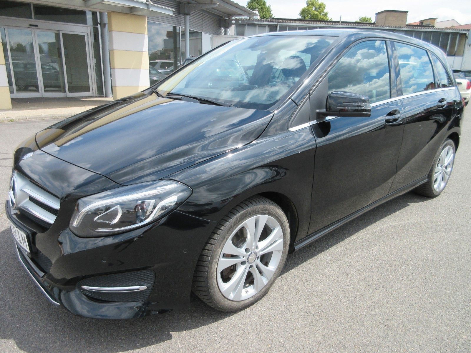 MERCEDES-BENZ B 180