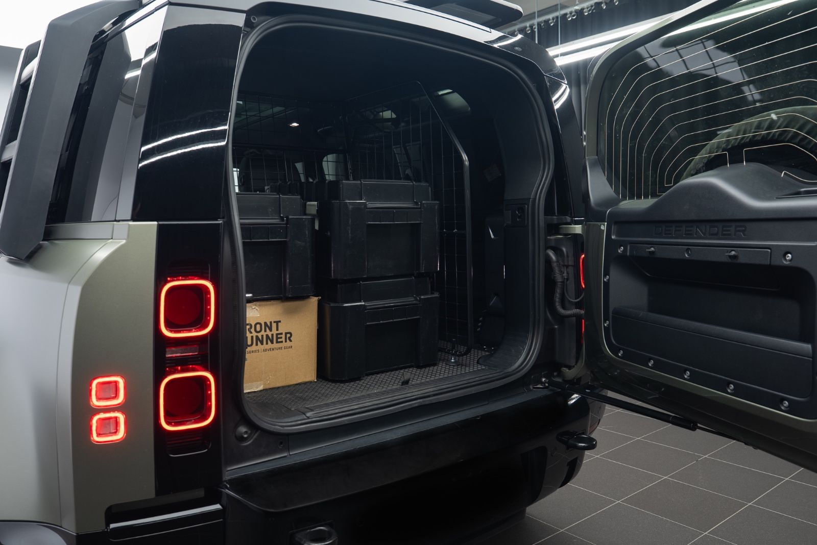 Fahrzeugabbildung Land Rover Defender 110 X-Dynamic SE EXPLORER/BLACK/PPF