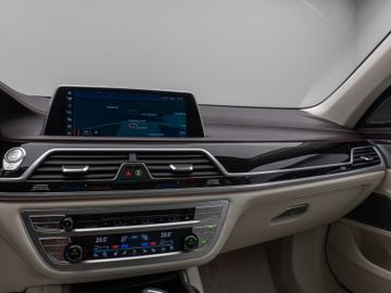 Fahrzeugabbildung BMW 750i xD M Sport 360°Laser Glasdach HUD DAB H/K