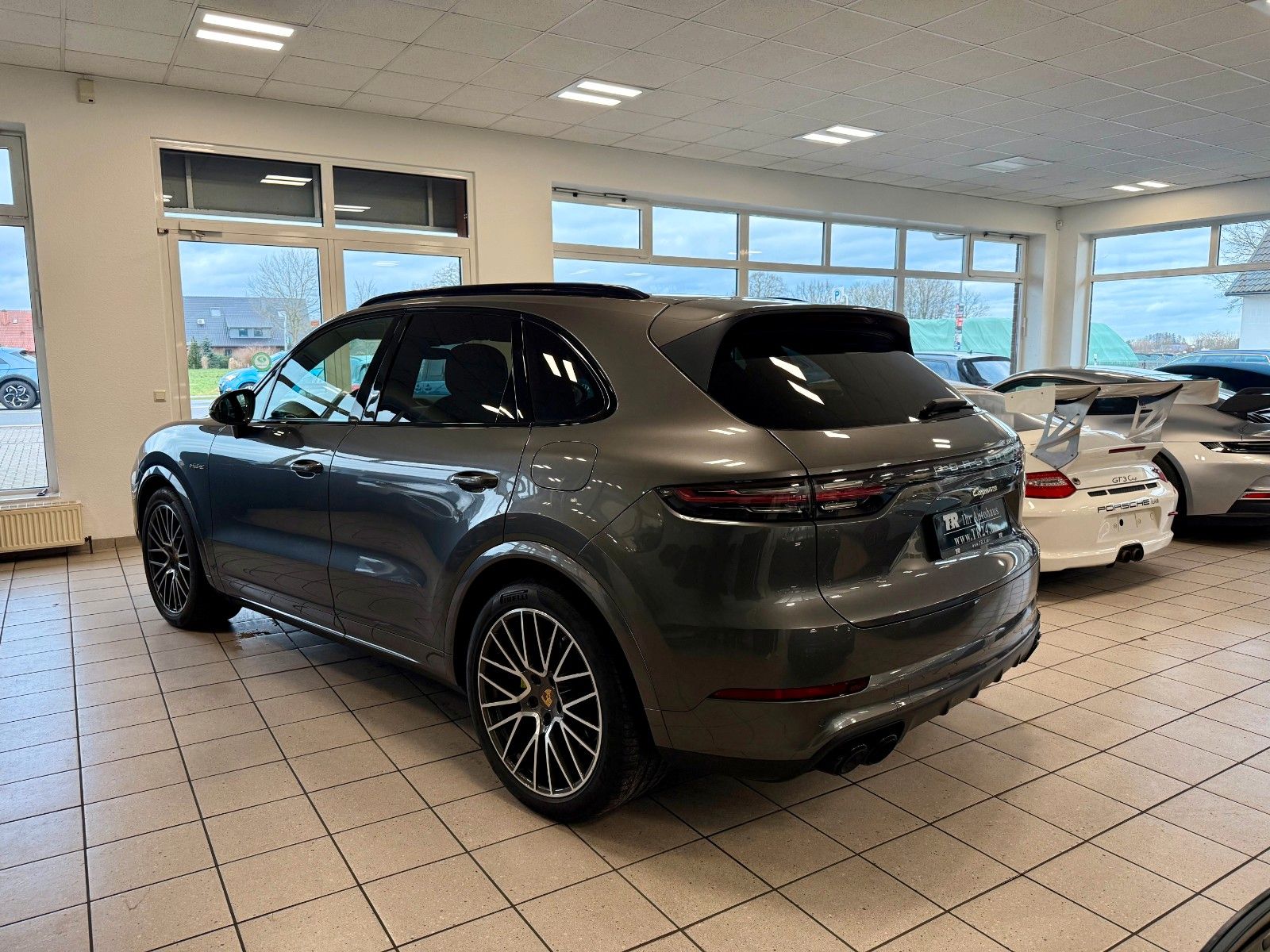 Fahrzeugabbildung Porsche Cayenne E-Hybrid ACC/Panorama/21Zoll/APPROVED
