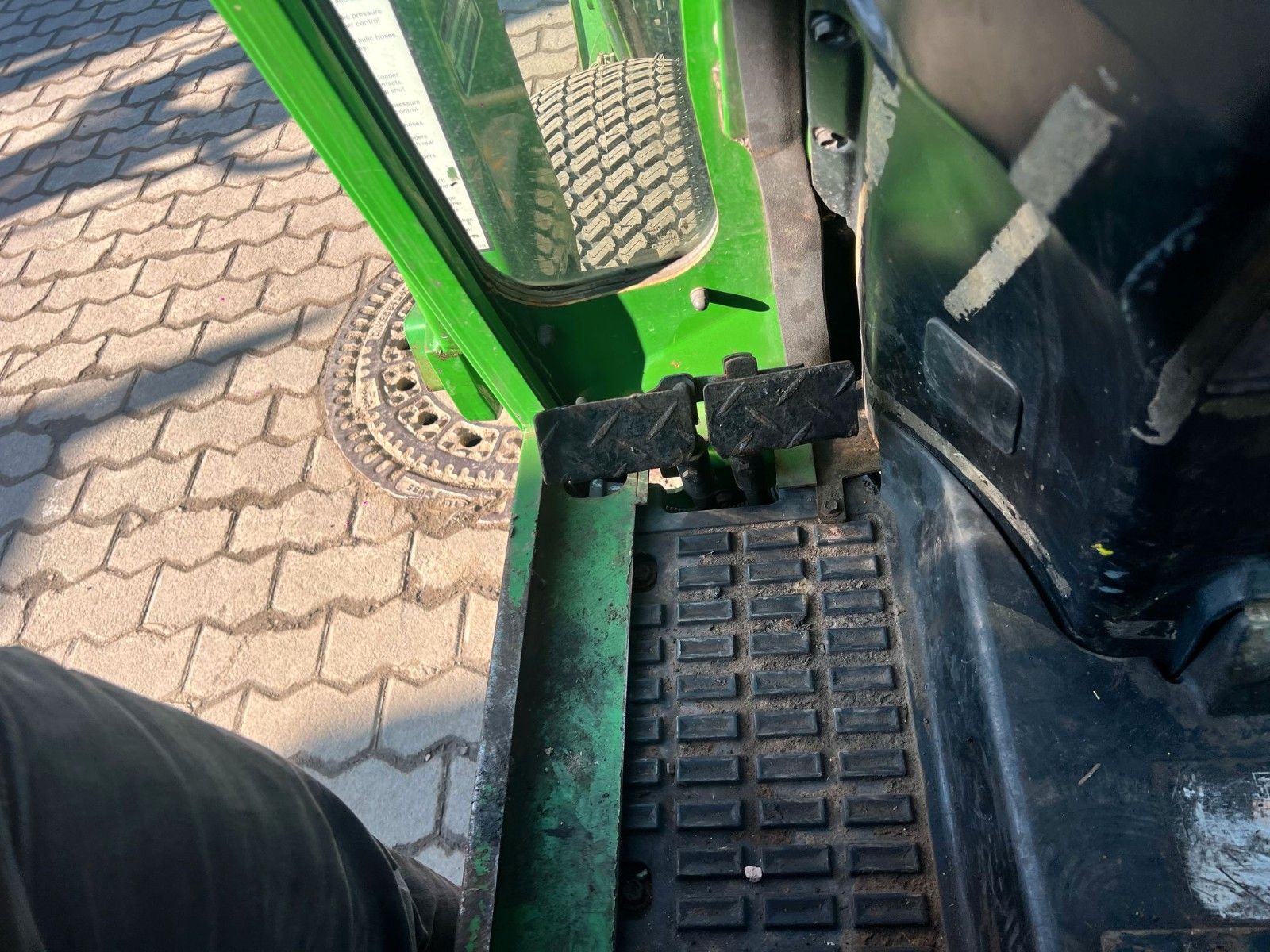 Fahrzeugabbildung John Deere 4010 / Allrad / Frontlader / Salzstreuer /