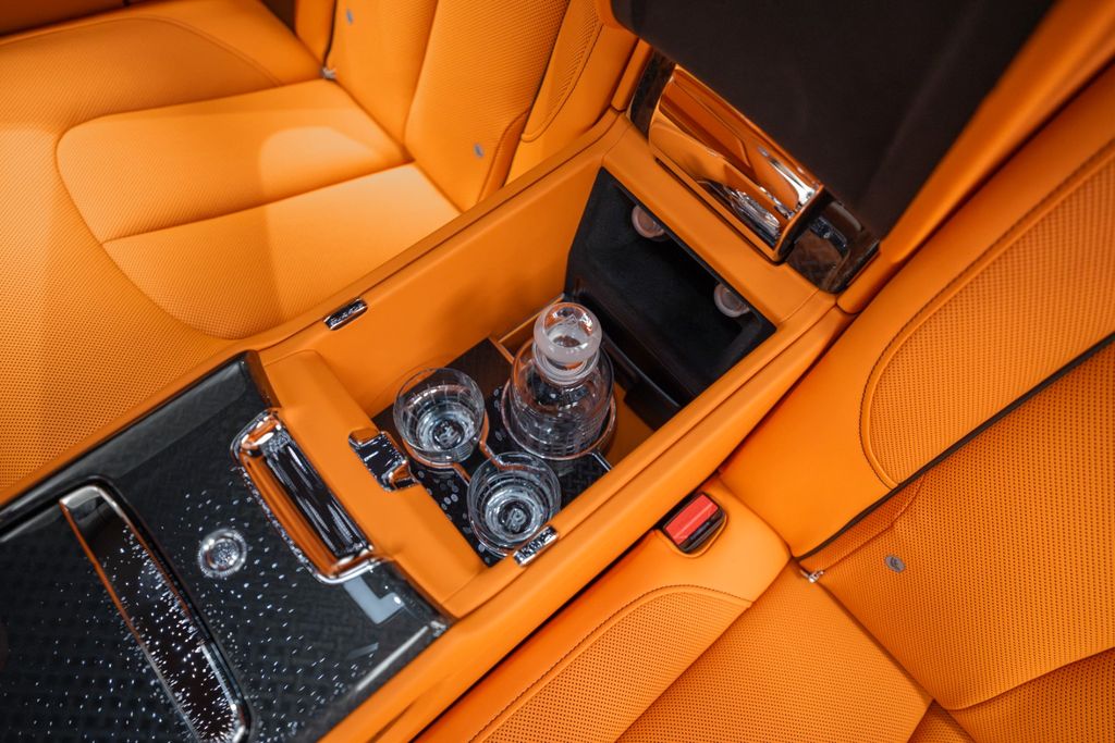 Cullinan BLACK BADGE 2026 BLACK/ORANGE 4 SEATS - Bild 24