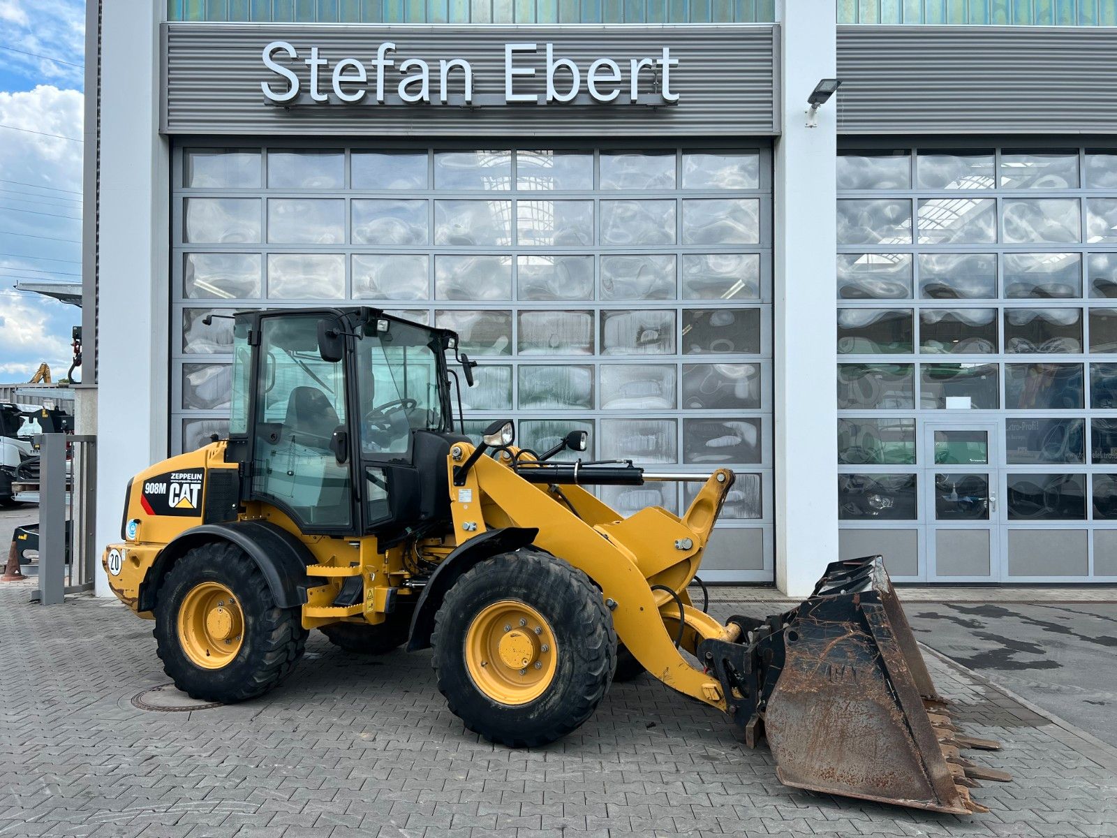 Fahrzeugabbildung CAT 908M / 3.000h / Gabel / Schaufel