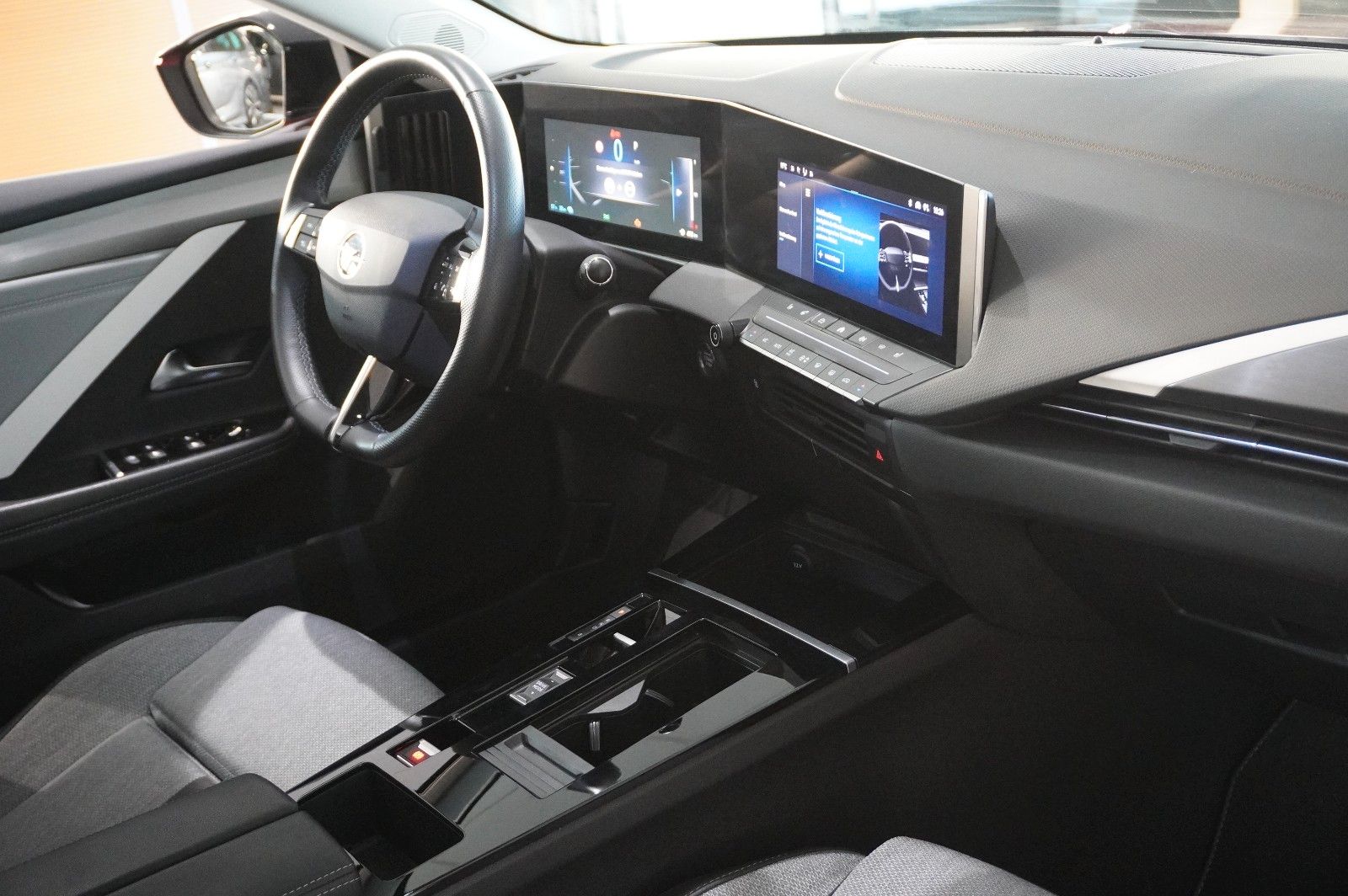 Fahrzeugabbildung Opel Astra L Lim. 1.6 HYBRID ELEGANCE NAVI/KAMERA/AHK
