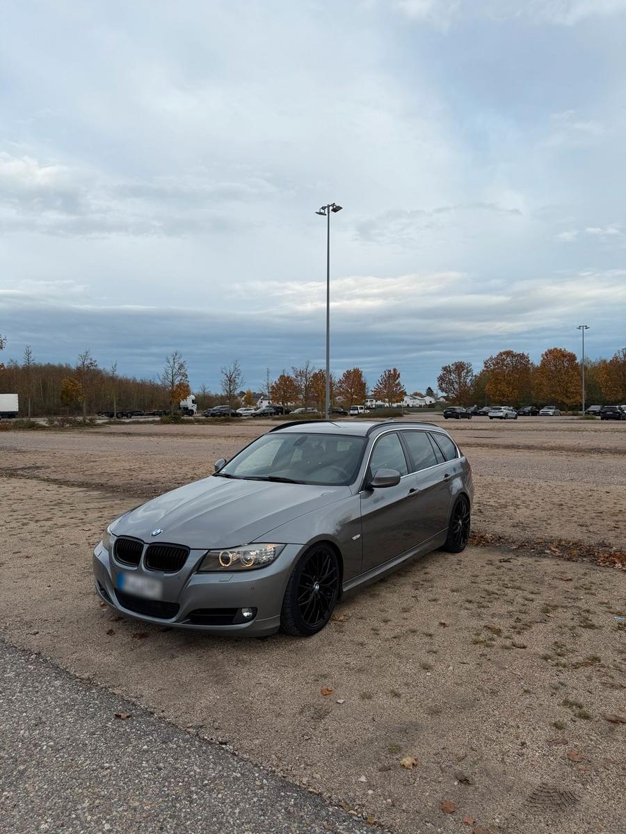 BMW 320 2010 — вигляд ззаду