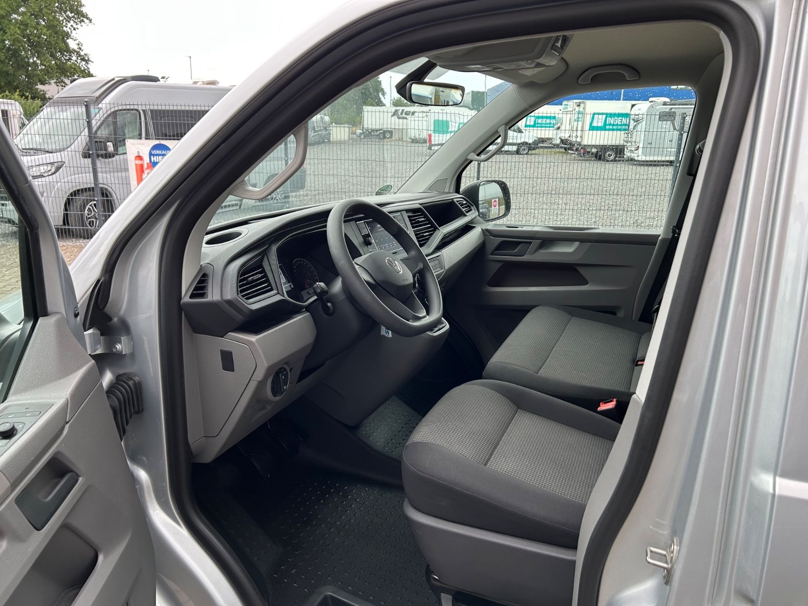 Fahrzeugabbildung Volkswagen T6.1 Kombi LR Klima Komfort Paket 9 Sitzer