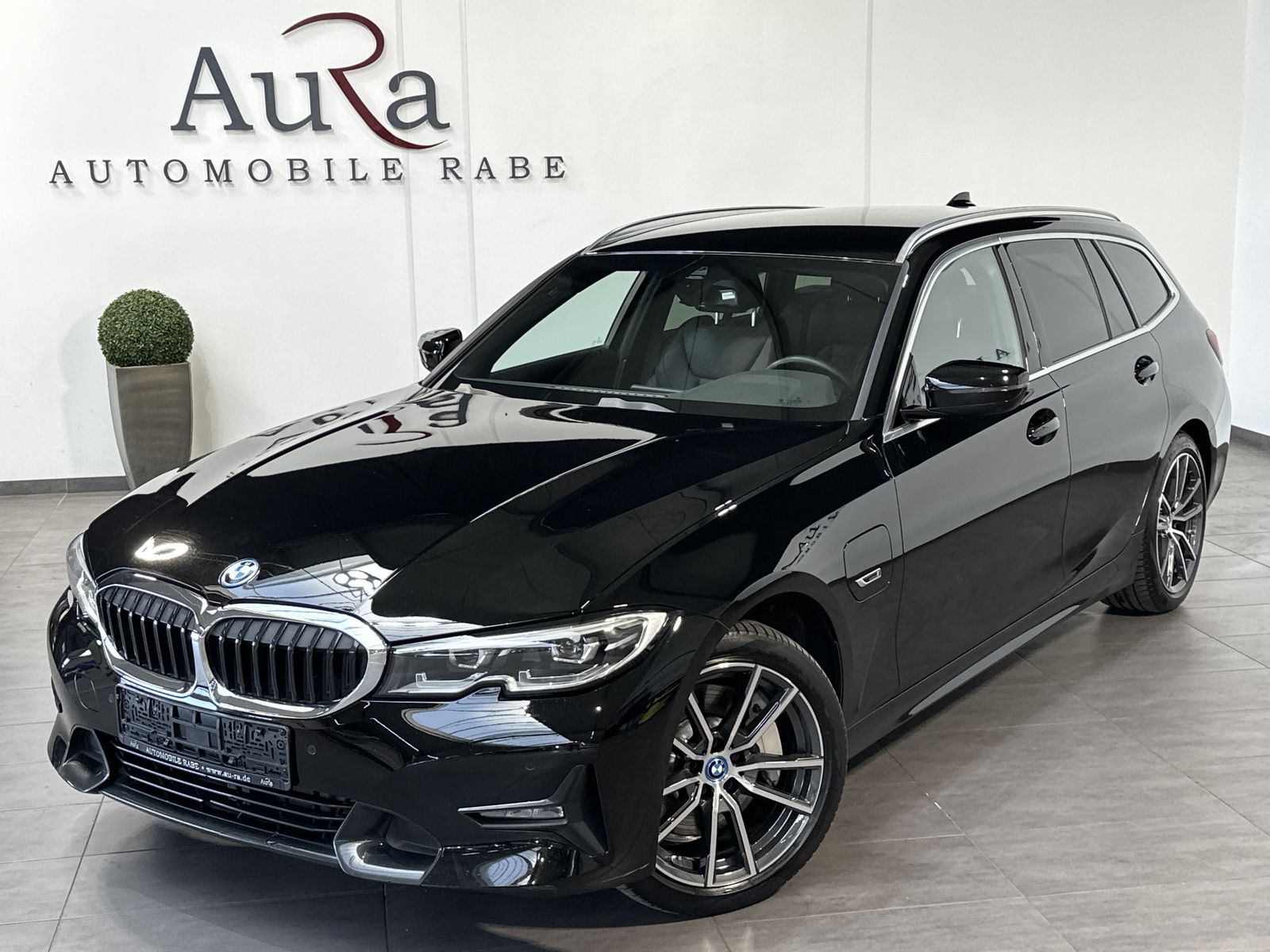 Fahrzeugabbildung BMW 330e Touring Sport-Line NAV+LED+HIFI+18ZO+MEMORY