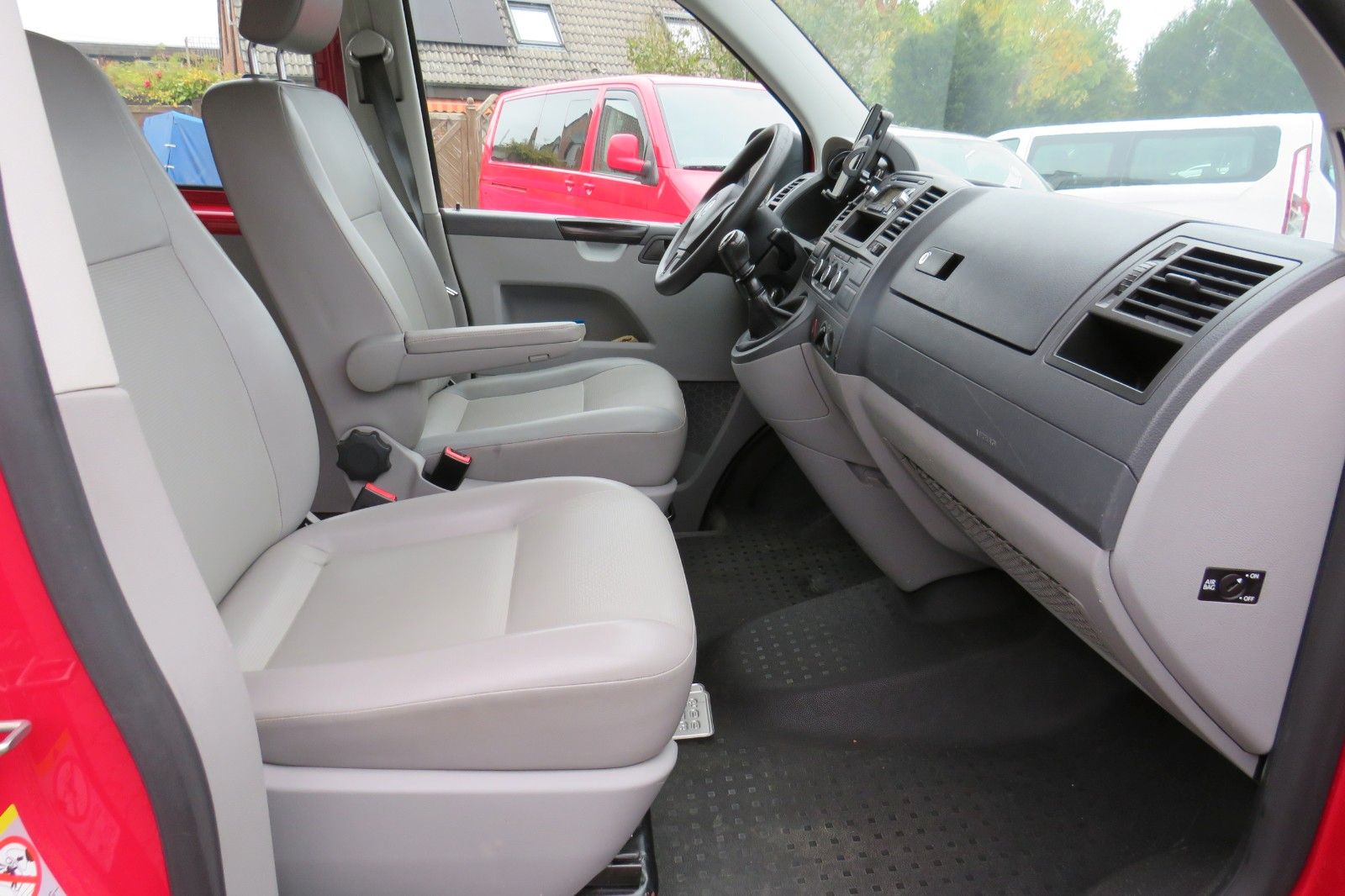 Fahrzeugabbildung Volkswagen T5 Kombi 4-Motion AHK 7 Sitz 158.000km