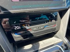 Fahrzeugabbildung Volkswagen Passat Variant 2.0 TDI DSG R-Line LED ACC Kamera