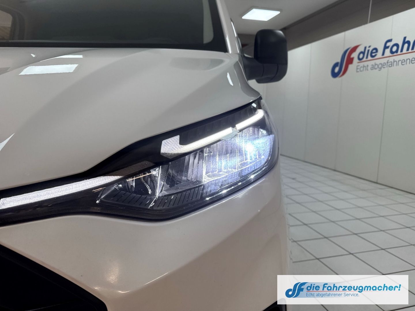 Fahrzeugabbildung Ford Transit Custom Kasten 320 L2 Trend FWD Navi LED