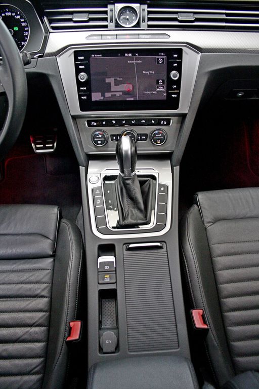 Volkswagen Passat Business 4M ACC AHK LEDER KAMERA STANDH