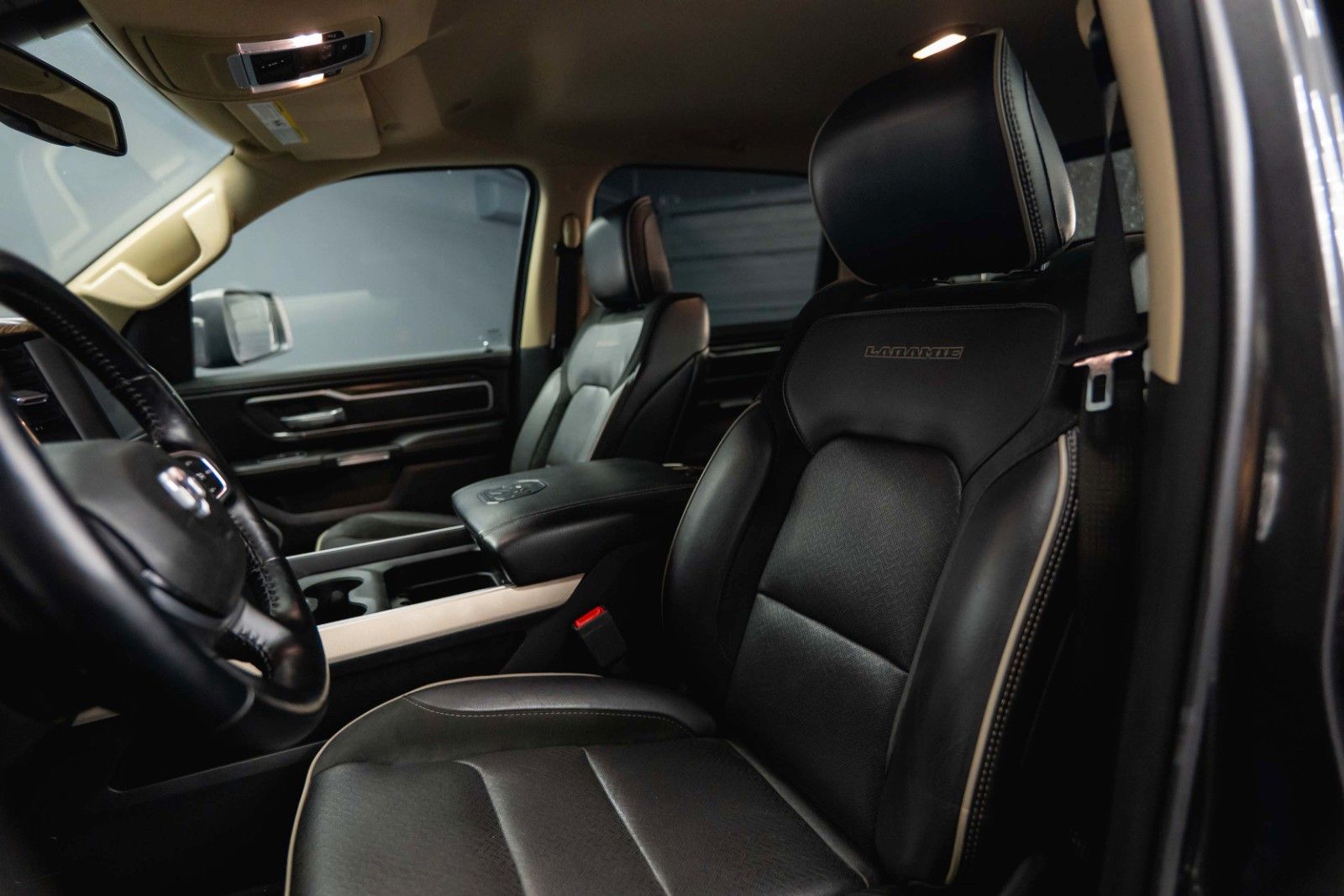 Fahrzeugabbildung Dodge RAM 5.7 V8 HEMI 4x4 OFFROAD NIGHT-Paket LARAMIE