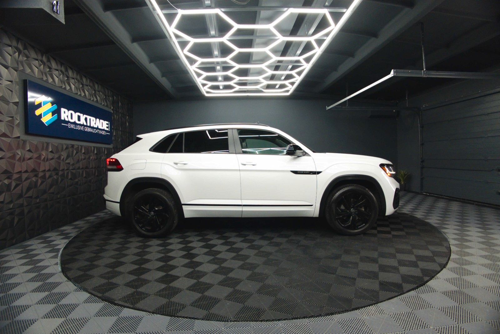 Fahrzeugabbildung Volkswagen ATLAS 3.6 Cross Sport 4x4 R-Line Black 4Motion
