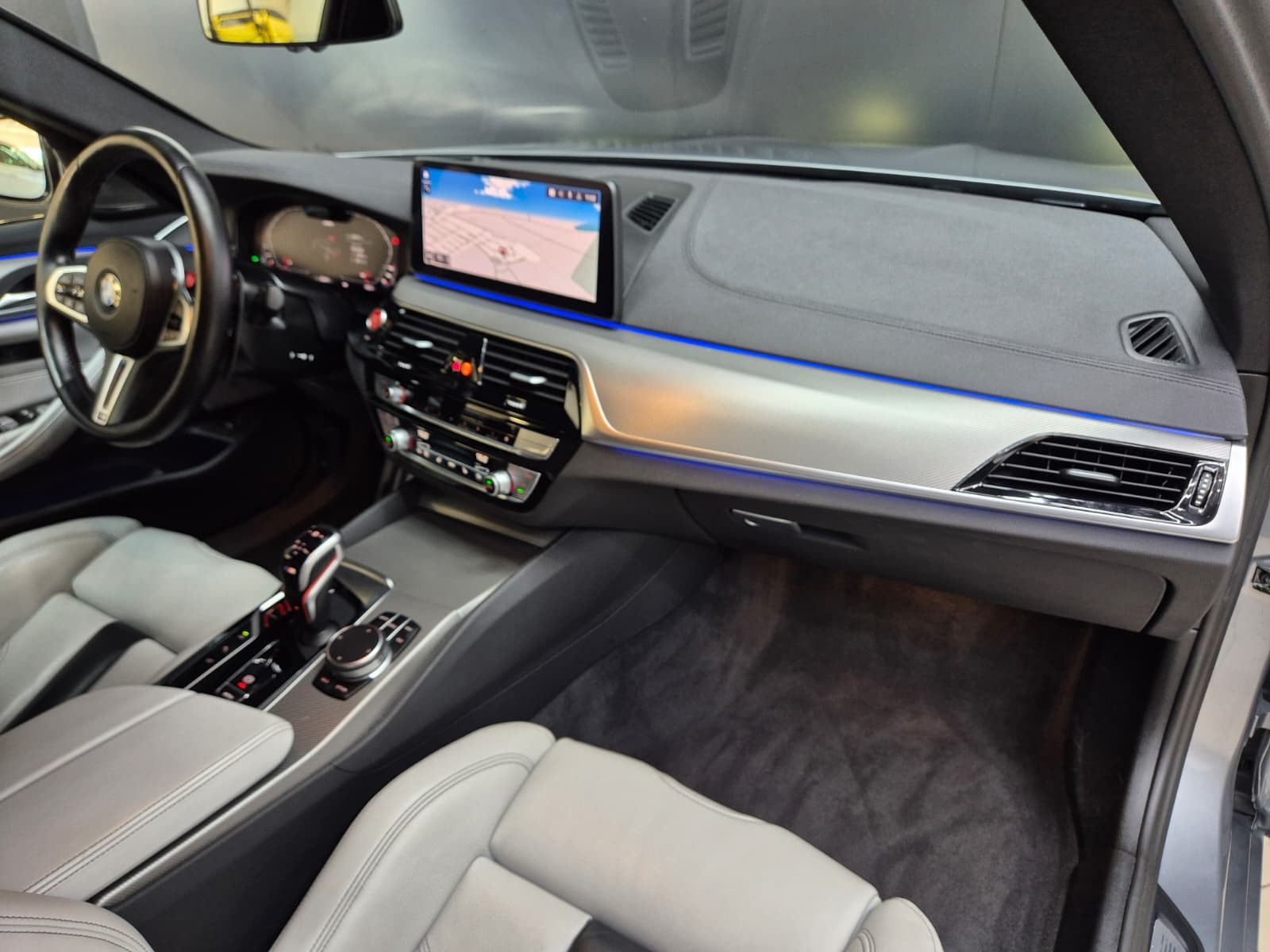 Fahrzeugabbildung BMW M5 Lim. >CARBON+SOFT+LED+HEAD+H&K+MEMO+ACC+360°+